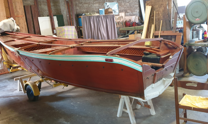 Barca in legno fatta a mano