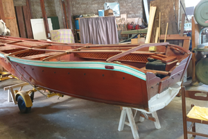 Barca in legno fatta a mano