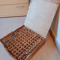 Scatola di vecchie Valvole radio-tv