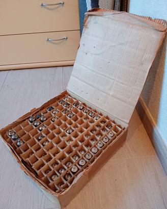 Scatola di vecchie Valvole radio-tv