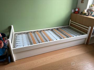 Letto singolo in legno bianco con secondo letto 
