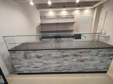 Arredamento negozio bancone retrobanco espositori