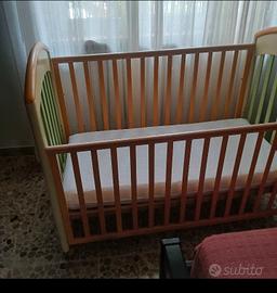 Lettino in legno con ruote e cassettone bimbo