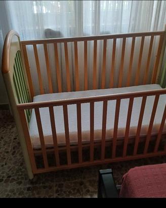Lettino in legno con ruote e cassettone bimbo