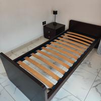 letto singolo e comodino