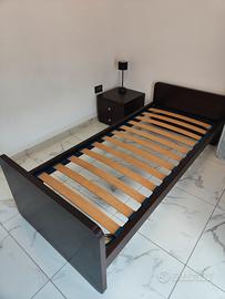letto singolo e comodino
