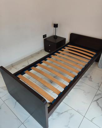 letto singolo e comodino