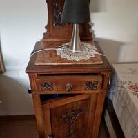 Comodini antichi con alzata.