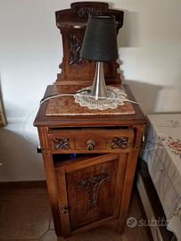 Comodini antichi con alzata.