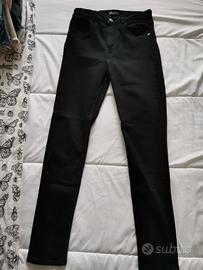 pantaloni jeans colore nero da donna marca Zara 