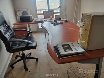 Scrivania angolare , poltrona e mobile basso