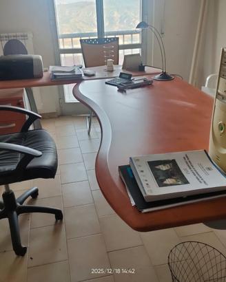 Scrivania angolare , poltrona e mobile basso