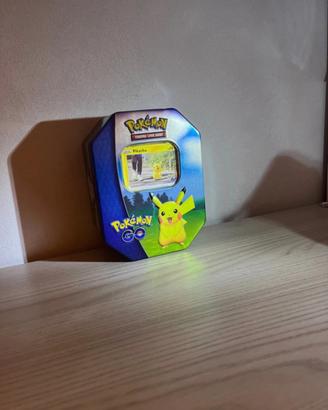 Lotto carte Pokèmon GO + Tin Metallica Pikachu