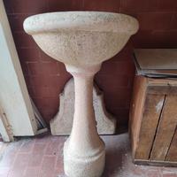 Fontana da giardino in cemento.