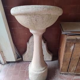 Fontana da giardino in cemento.