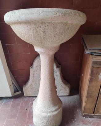 Fontana da giardino in cemento.