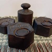 Set antichi pesi da bilancia