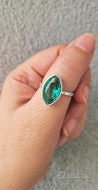 Anello con pietra in zirconia cubica 