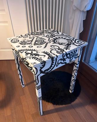 Tavolino con disegno artistico