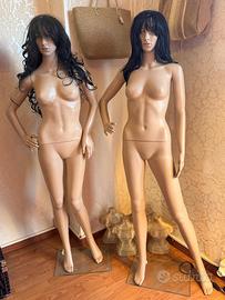 Due manichini con parrucca