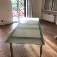 Tavolo con piano in cristallo allungabile