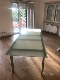 Tavolo con piano in cristallo allungabile