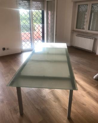 Tavolo con piano in cristallo allungabile