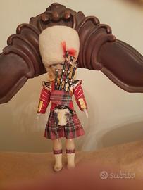 Bambola ricordo Inglese in kilt.