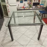 Tavolo da salotto con ripiano in cristallo