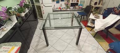 Tavolo da salotto con ripiano in cristallo