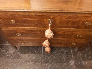 Elegante Comò del 700 - 1700.
