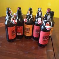 bottiglie di birra vuote con tappo