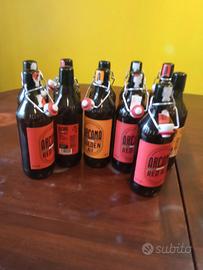 bottiglie di birra vuote con tappo