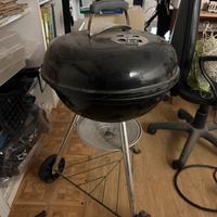 Barbecue a carbone Weber con coperchio e ruote