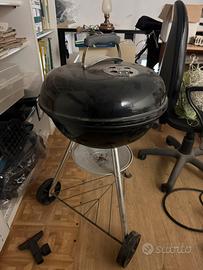 Barbecue a carbone Weber con coperchio e ruote