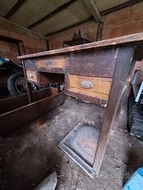 Vecchia scrivania e vasca per salame