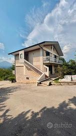 Villa singola con ampio spazio esterno