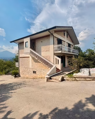 Villa singola con ampio spazio esterno