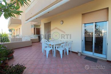 Appartamento Con Veranda e Soggiorno a Marina