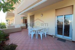 Appartamento Con Veranda e Soggiorno a Marina