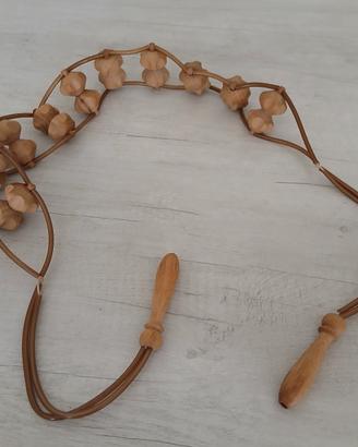 Massaggiatore a rullo in legno con corda