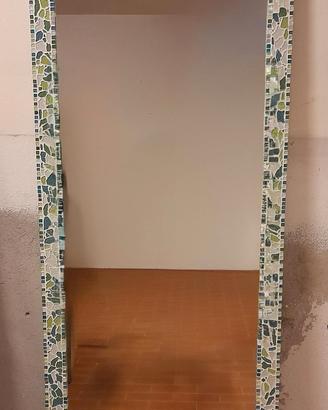 Specchio con cornice in mosaico