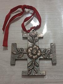 Croce antica con stemma