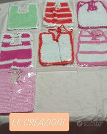 Bavaglini di vari colori fatti con l'uncinetto