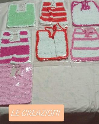Bavaglini di vari colori fatti con l'uncinetto