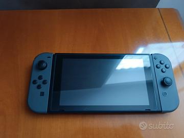 Nintendo Switch + Custodia Super Mario Odyssey