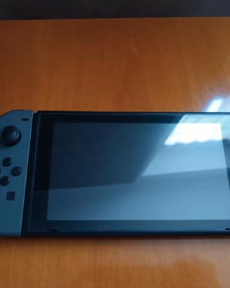 Nintendo Switch + Custodia Super Mario Odyssey