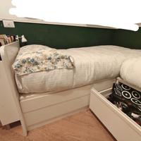 Coppia di letti in legno bianco artigianali.