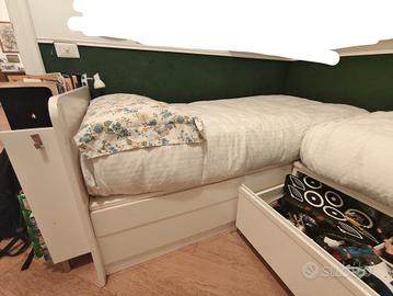 Coppia di letti in legno bianco artigianali.