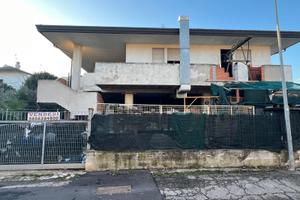 Abitazione su 3 piani sotterraneo , piano terreno